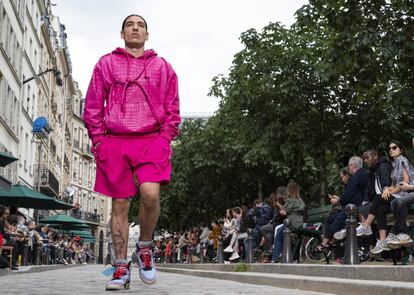 Hector Bellerín vestido de Louis Vuitton en su debut en la pasarela de hombre de París el pasado junio.