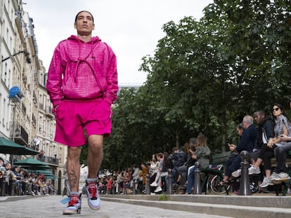 Hector Bellerín vestido de Louis Vuitton en su debut en la pasarela de hombre de París el pasado junio.