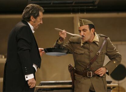 Sancho Gracia (izquierda) y Juanjo Cucalón, ayer en un ensayo de <i>La cena de los generales.</i>
