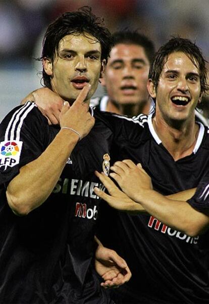 Morientes celebra su gol.