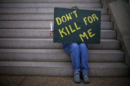 Un oponente a la pena de muerte durante una vigilia en St. Francis Xavier College Church antes de la ejecución del condenado a muerte Russell Bucklew programada en Missouri, St. Louis (EE.UU). 20 de mayo de 2014.