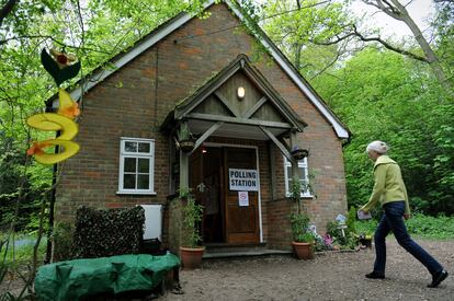 Una mujer llega al centro de votación, situado en una casa parroquial en Fleet, al sur de Inglaterra.