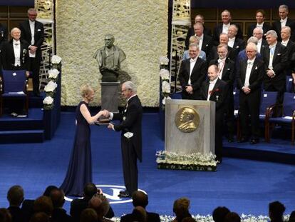 Jenny Munro, hija de la escritora Alice Munro, recoge el Nobel de Literatura concedido a su madre de manos del rey Carlos Gustavo de Suecia.
