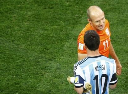 Robben y Messi se saludan al inicio del partido. 