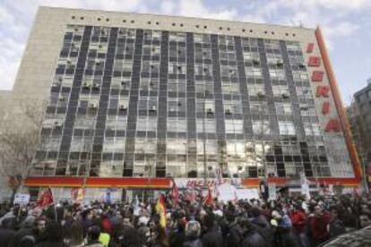 Cientos de trabajadores de Iberia durante la concentración que se ha llevado a cabo esta tarde en el exterior de la sede principal de la compañía, en Madrid, en protesta contra el plan de reestructuración de la aerolínea, que incluye 3.807 despidos.