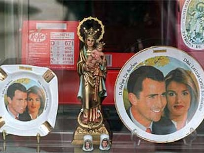 Un escaparate con objetos sobre el enlace real.