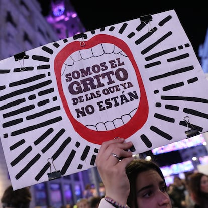 Una pancarta durante una manifestación contra las violencias machistas, 25 de noviembre de 2022, en Madrid (España). La protesta ha sido convocada por el Foro de Madrid contra la Violencia a las Mujeres y el Movimiento Feminista de Madrid, bajo el lema ‘El machismo mata, viola, explota y borra a las mujeres, ¡Basta ya!’. Esta es una de las manifestaciones convocadas hoy en España para conmemorar el Día Internacional de la Eliminación de la Violencia contra la Mujer declarado por la Asamblea General de Naciones Unidas para sensibilizar a los ciudadanos respecto al problema. El día 25 fue elegido en 1999 por la ONU para rememorar el asesinato en República Dominicana en 1960 de las hermanas Mirabal, activistas políticas que se opusieron a la dictadura del entonces dictador de ese país Rafael Leónidas Trujillo.
25 NOVIEMBRE 2022;MADRID;MANIFESTACIÓN;25N;FORO DE MADRID CONTRA LA VIOLENCIA HACIA LAS MUJERES;MOVIMIENTO FEMINISTA
Isabel Infantes / Europa Press
25/11/2022