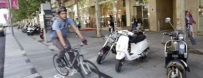 Un ciclista recorre el nuevo carril bici de la calle Serrano, en Madrid.