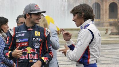 Carlos Sainz Junior conversa con Roberto Mehri, en una exhibición.