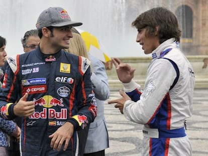 Carlos Sainz Junior conversa con Roberto Mehri, en una exhibición.