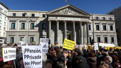Manifestaci&oacute;n de pensionistas frente al Congreso de los Diputados.