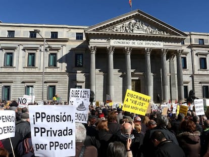 Manifestación de pensionistas frente al Congreso de los Diputados.