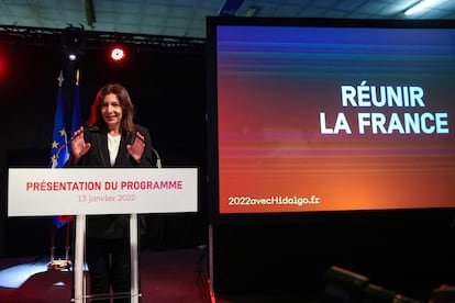 La alcaldesa de París y candidata presidencial del Partido Socialista Francés, Anne Hidalgo, pronuncia un discurso ante una pantalla en la que se lee "Reunir a Francia", mientras presenta su proyecto presidencial a los medios de comunicación en París, el pasado 13 de enero,