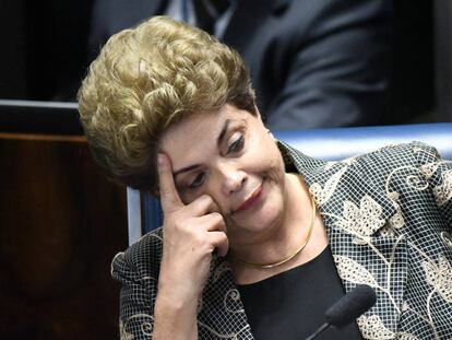 BRA29. BRASILIA (BRASIL), 29/08/2016.- La presidenta suspendida de Brasil Dilma Rousseff participa en una audiencia de su juicio ante el Senado hoy, lunes 29 de agosto de 2016, en Brasilia (Brasil). La comparecencia de la presidenta brasile&ntilde;a, Dilma Rousseff, en el proceso que le puede costar la destituci&oacute;n concluy&oacute; hoy y el Senado dej&oacute; para este martes el debate previo a la votaci&oacute;n final. EFE/Cadu Gomes