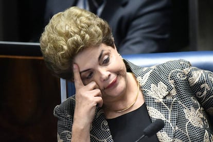 BRA29. BRASILIA (BRASIL), 29/08/2016.- La presidenta suspendida de Brasil Dilma Rousseff participa en una audiencia de su juicio ante el Senado hoy, lunes 29 de agosto de 2016, en Brasilia (Brasil). La comparecencia de la presidenta brasile&ntilde;a, Dilma Rousseff, en el proceso que le puede costar la destituci&oacute;n concluy&oacute; hoy y el Senado dej&oacute; para este martes el debate previo a la votaci&oacute;n final. EFE/Cadu Gomes