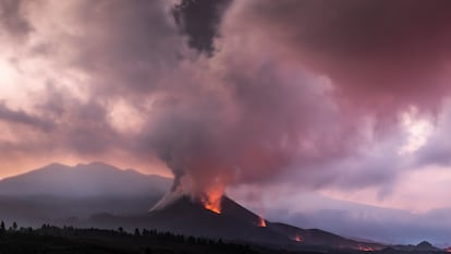 Vista del volcán de Cumbre Vieja en La Palma desde el mirador de Tajuya, este sábado.