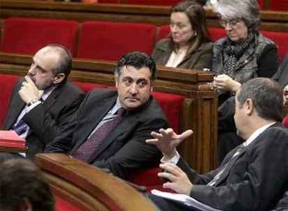 El secretario general de ERC, junto a Joan Ridao, conversa con el portavoz de CiU, Felip Puig, en el primer pleno de la Cámara catalana tras las elecciones generales.