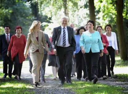 Frank-Walter Steinmeier (centro), con los miembros de su <i>gabinete en la sombra</i> ayer en Postdam.