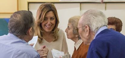 La presidenta de la Junta de Andaluc&iacute;a, Susana D&iacute;az, atiende a unas personas mayores tras ejercer su derecho al voto.