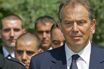 A las puertas de su residencia oficial, en el 10 de Downing Street, el primer ministro británico, Tony Blair, ha observado los dos minutos de silencio en homenaje a las víctimas de los atentados.