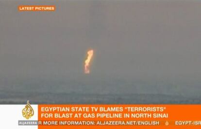 Imagen capturada de la emisión del canal 'Al Yazira' en la que puede verse uno de los incendios provocados tras la explosión en un gaseoducto