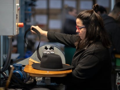 Una trabajadora de la firma Fernández y Roche elabora una de las piezas en la fábrica con sede en Salteras (Sevilla).