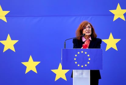 La escritora y periodista Elvira Lindo, este domingo, en la plaza de Callao de Madrid.