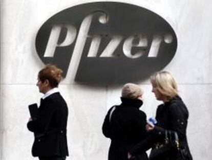 Trabajadores en la sede de Pfizer