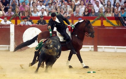 El rejoneador Gin&eacute;s Cartagena, en la plaza de toros de Alicante. 