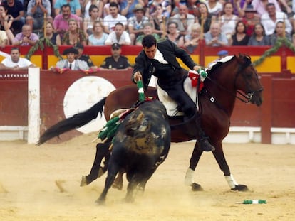 El rejoneador Gin&eacute;s Cartagena, en la plaza de toros de Alicante. 