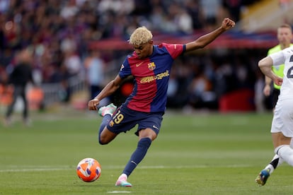 El futbolista del FC Barcelona, Lamine Yamal, durante el partido de LaLiga contra el Real Madrid.