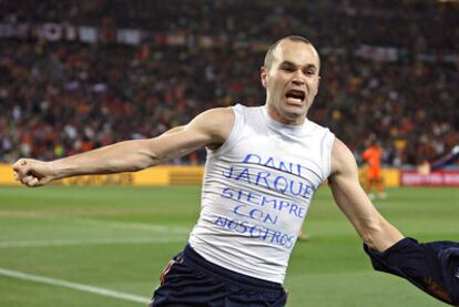 Iniesta celebra su gol a Holanda en la final del Mundial con un mensaje de recuerdo a Jarque.