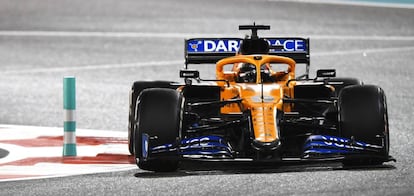 El español Carlos Sainz a bordo de su McLaren en el Gran Premio de Abu Dhabi de Fórmula 1, celebrado este domingo. 