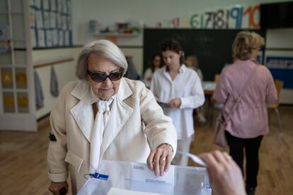 Una señora vota en el colegio electoral Escuela Augusta, en el distrito de Sarrià-Sant Gervasi. 


