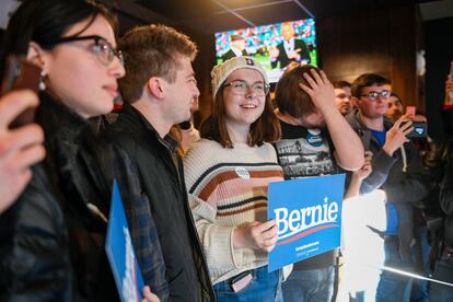 Apoiadores de Bernie Sanders aguardam sua chegada em bar de Des Moines (Iowa).  