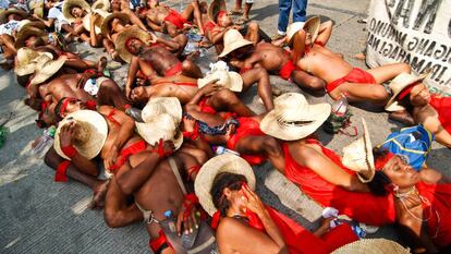 Una multitud de agricultores y pescadores indígenas realiza una protesta "muerta" para dramatizar su difícil situación en Quezon City (Filipinas) el 10 de diciembre de 2012 en Manila, la capital. Los indígenas dumagat, agricultores y pescadores viajaron 350 kilómetros a pie desde la región norteña de Casiguran, Aurora, en un esfuerzo por detener la construcción de una zona de procesamiento de exportaciones. Los agricultores dijeron que el proyecto había desplazado a 3.000 familias y eliminado sus fuentes de sustento.