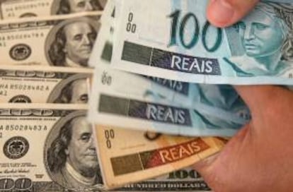 Detalle de unos billetes de real y dólar. EFE/Archivo