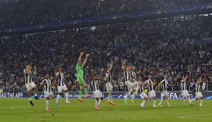 Los jugadores del Juventus celebran la victoria ante el Barcelona al termino del encuentro.