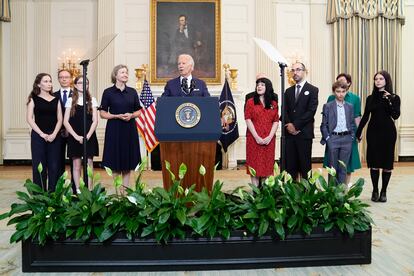 El presidente de Estados Unidos, Joe Biden, en una rueda de prensa junto con los familiares de los presos liberados por Rusia, este jueves en la Casa Blanca.