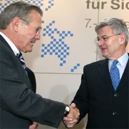 Donald Rumsfeld (izquierda) estrecha la mano de Joschka Fischer ayer en Múnich.