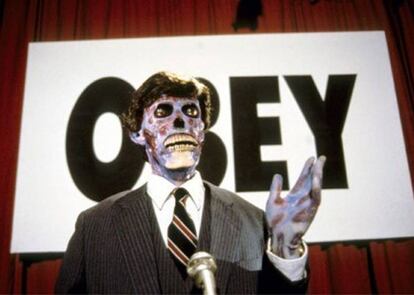 Para Carpenter, lo más terrorífico de este personaje no es su rostro, sino el mensaje que aparece detrás de él: Obey (Obedecer).