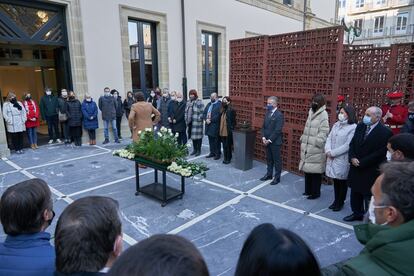 Portavoces parlamentarios y miembros de la Mesa en la ofrenda floral del Día de la Memoria.