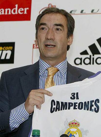 Javier Lozano con la camiseta conmemorativa del 31º campeonato de Liga.