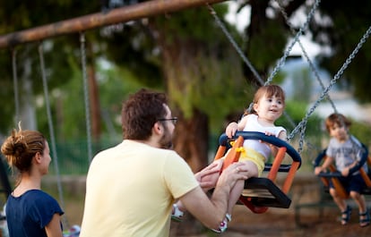 El buen padre sobreprotector se anticipa a las caídas, a los golpes o a los asaltos de niños violentos.