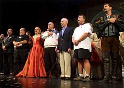 Los actores de <I>Kiss me, Kate</I>, tras la representacin del pasado domingo.