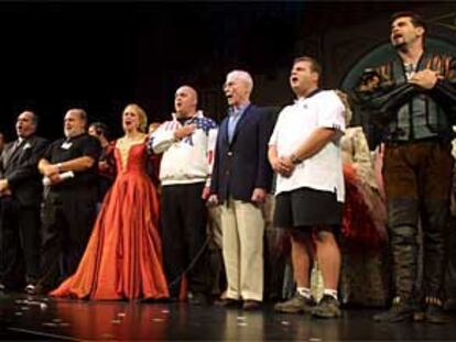 Los actores de <I>Kiss me, Kate</I>, tras la representación del pasado domingo.