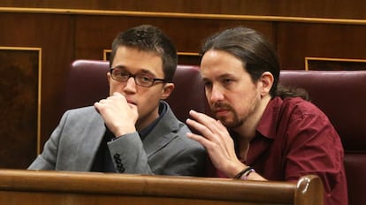 Pablo Iglesias i Íñigo Errejón durant la sessió d'investidura al Congrés dels Diputats.