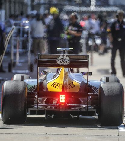 Jarno Trulli sale del pit lane del equipo Caterham.