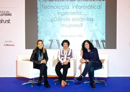 Nuria Oliver, Asunci&oacute;n G&oacute;mez y Cristina Aranda en la feria de inteligencia artificial AIshow.