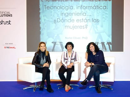 Nuria Oliver, Asunci&oacute;n G&oacute;mez y Cristina Aranda en la feria de inteligencia artificial AIshow.